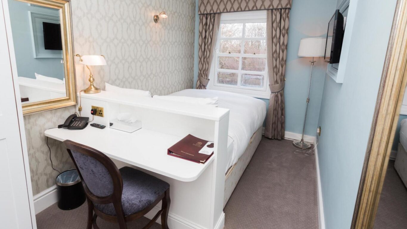 cosy-single-with-desk